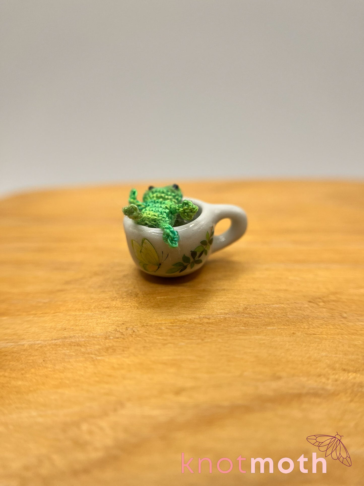 hopscotch frog micro crochet mug trinket