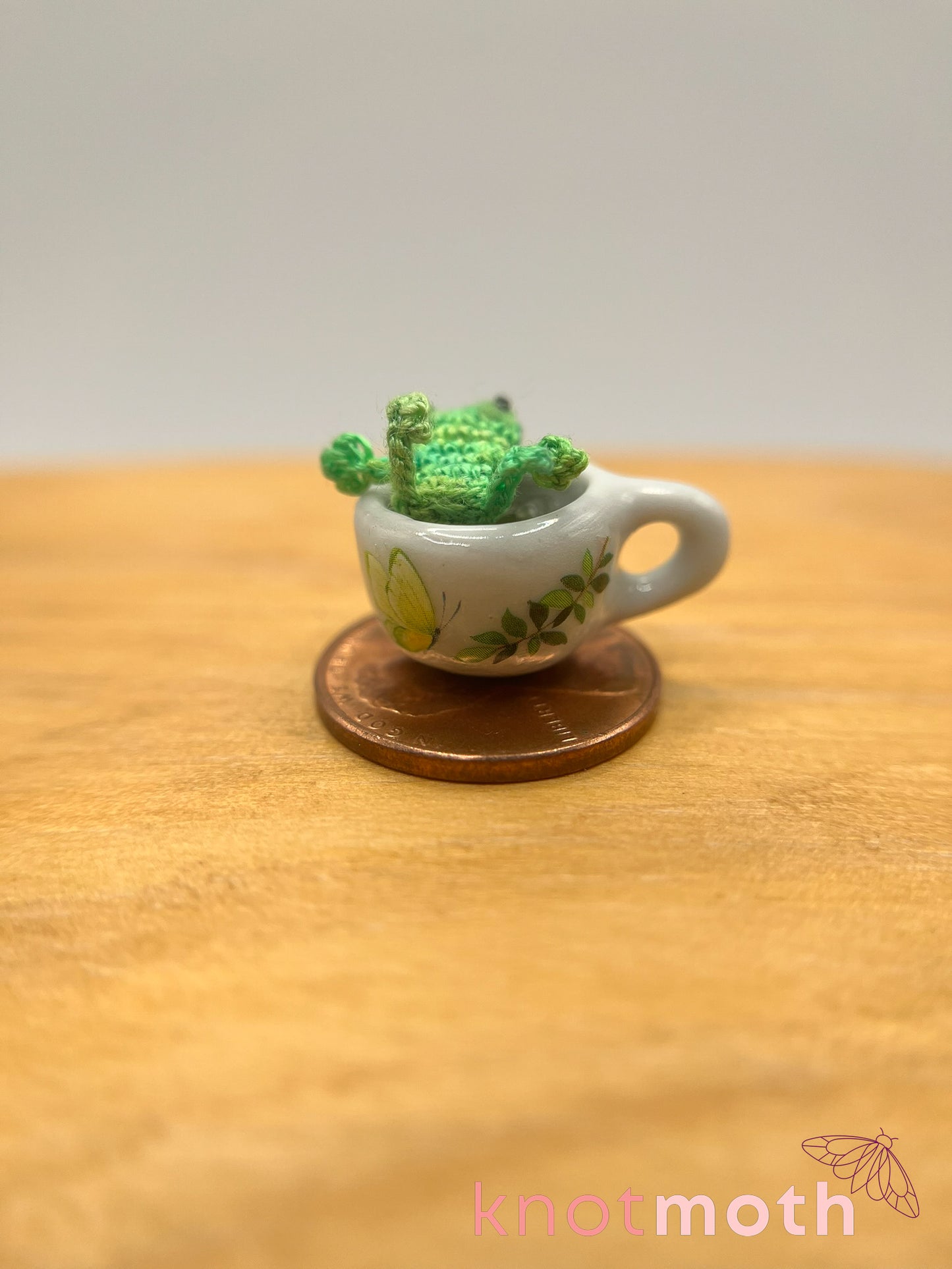 hopscotch frog micro crochet mug trinket