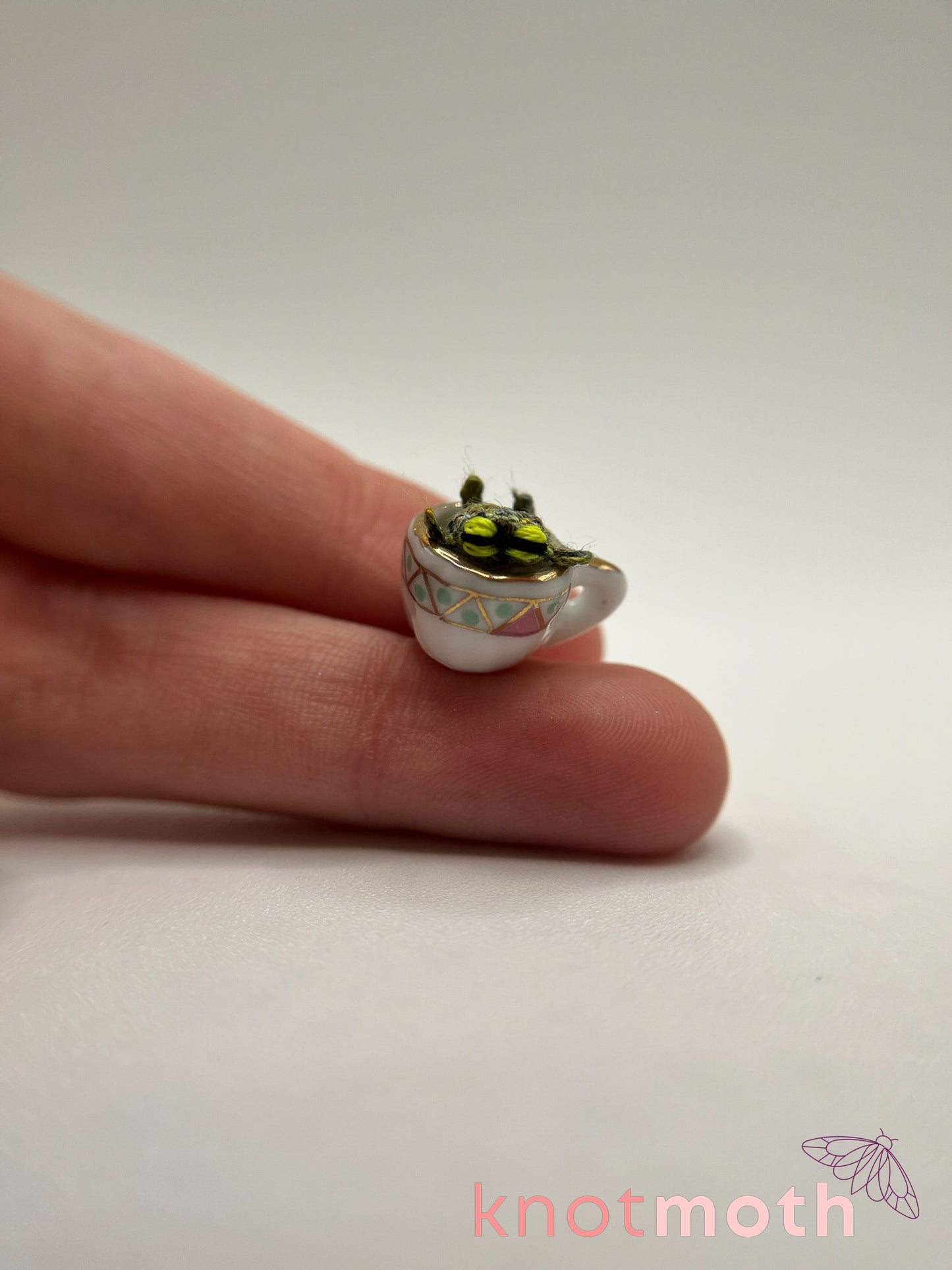 frankie frog glow-in-the-dark micro crochet teacup trinket