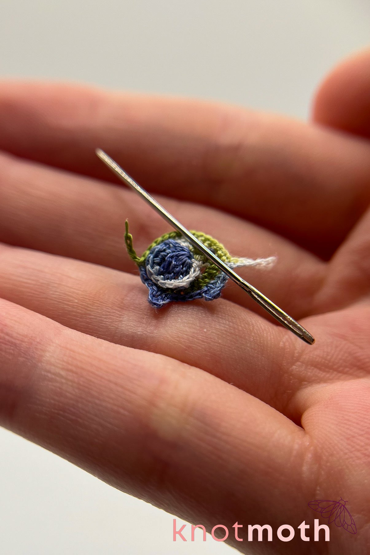 eensy elephant needle minder