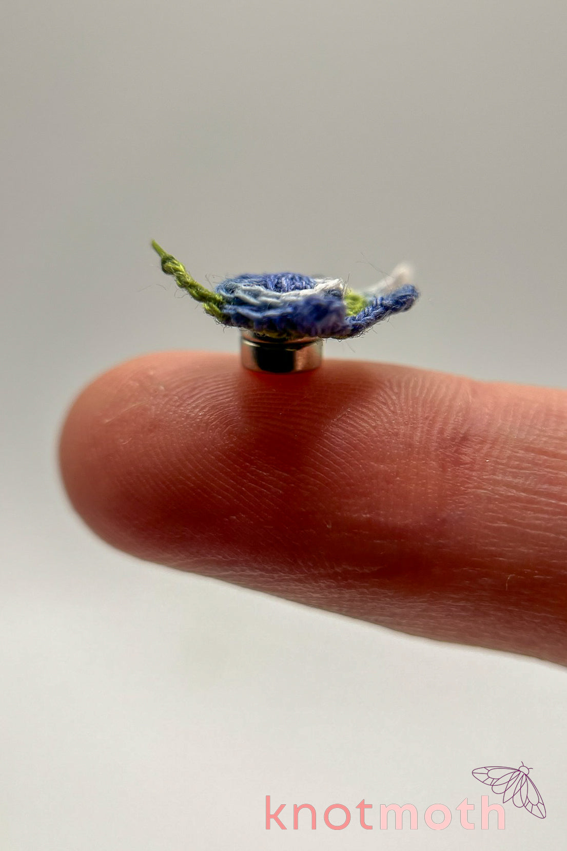 eensy elephant needle minder
