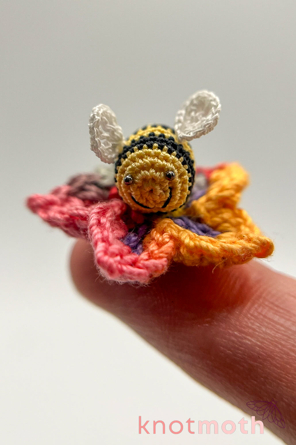 belinda bee with flower trinket tin