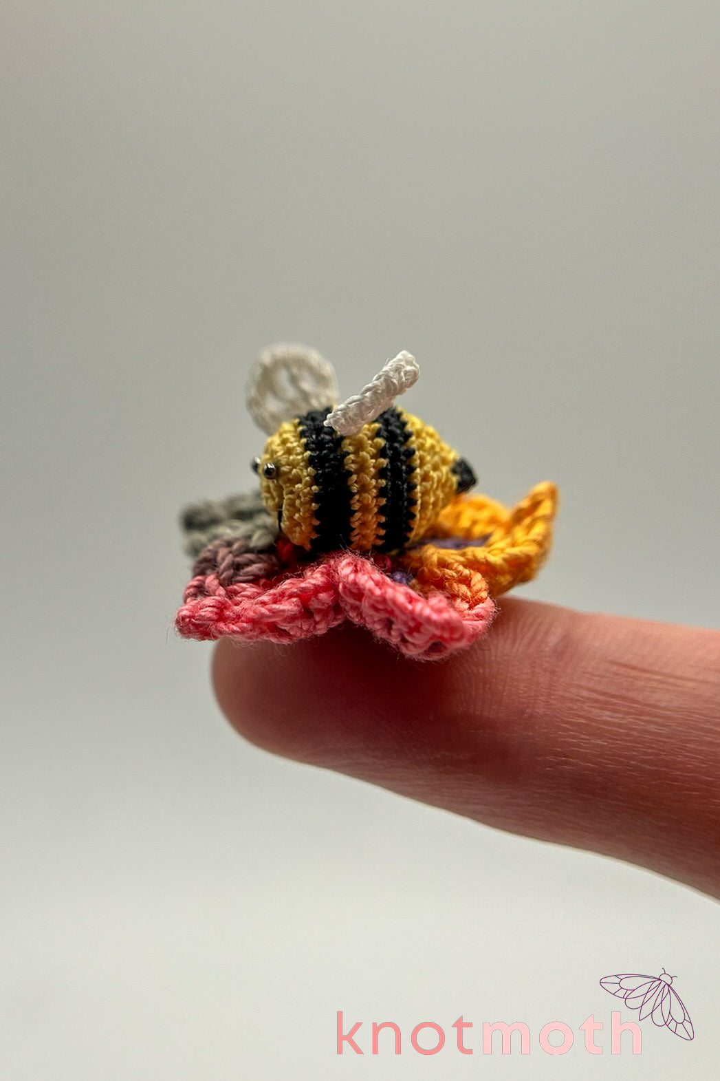 belinda bee with flower trinket tin