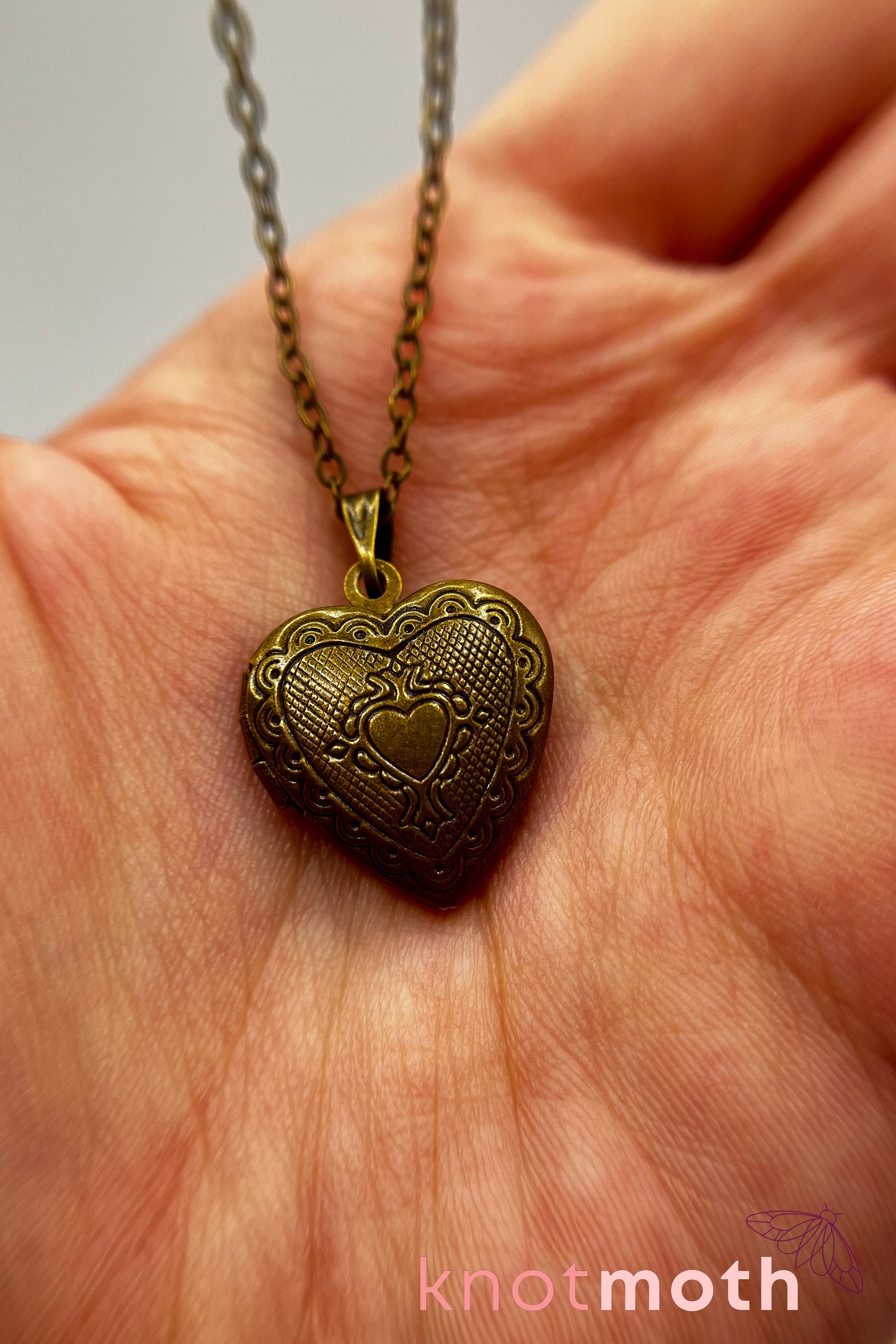 Roses (love) floriography micro-crochet locket