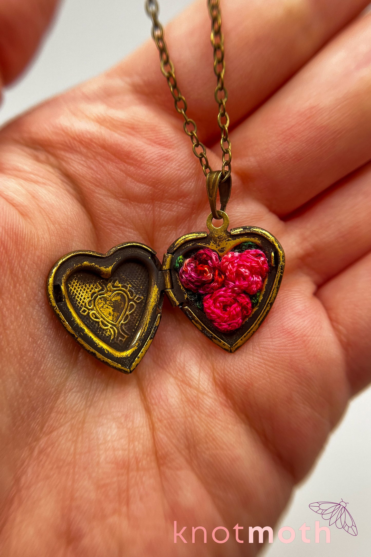 Roses (love) floriography micro-crochet locket