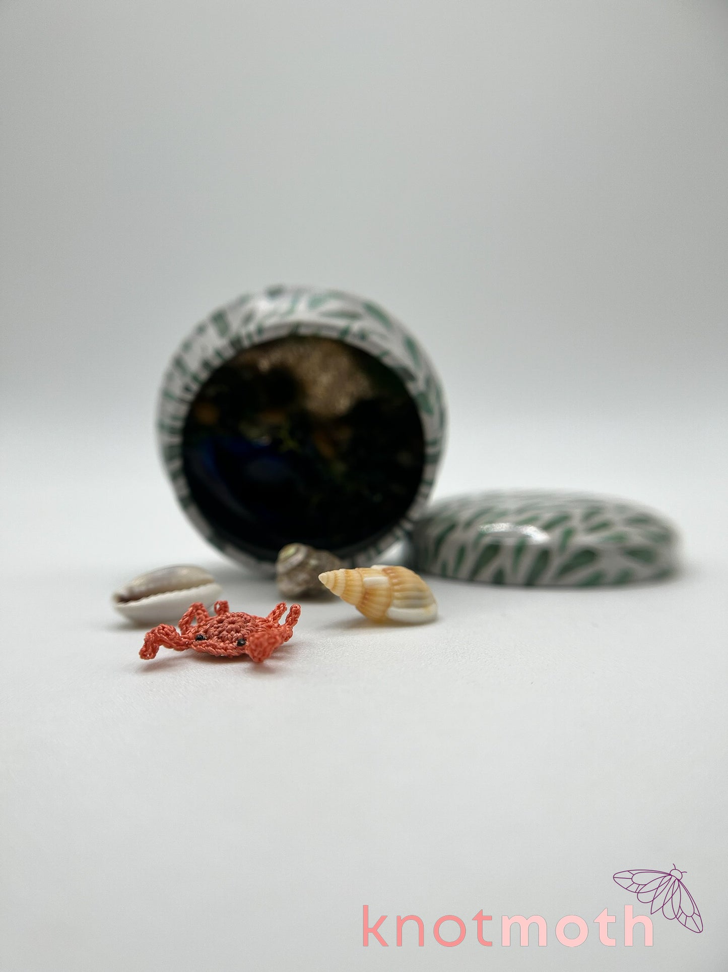 caroline crab & beach scene micro crochet tin