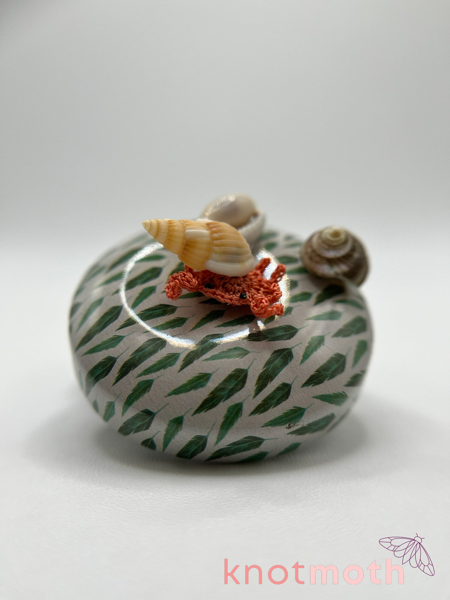 caroline crab & beach scene micro crochet tin