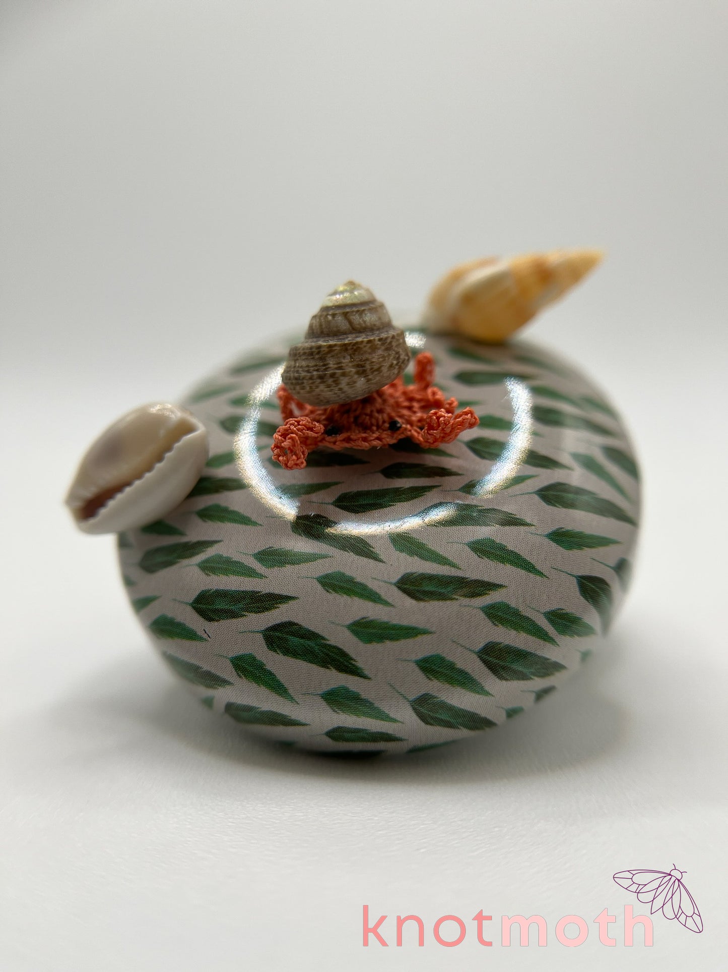 caroline crab & beach scene micro crochet tin