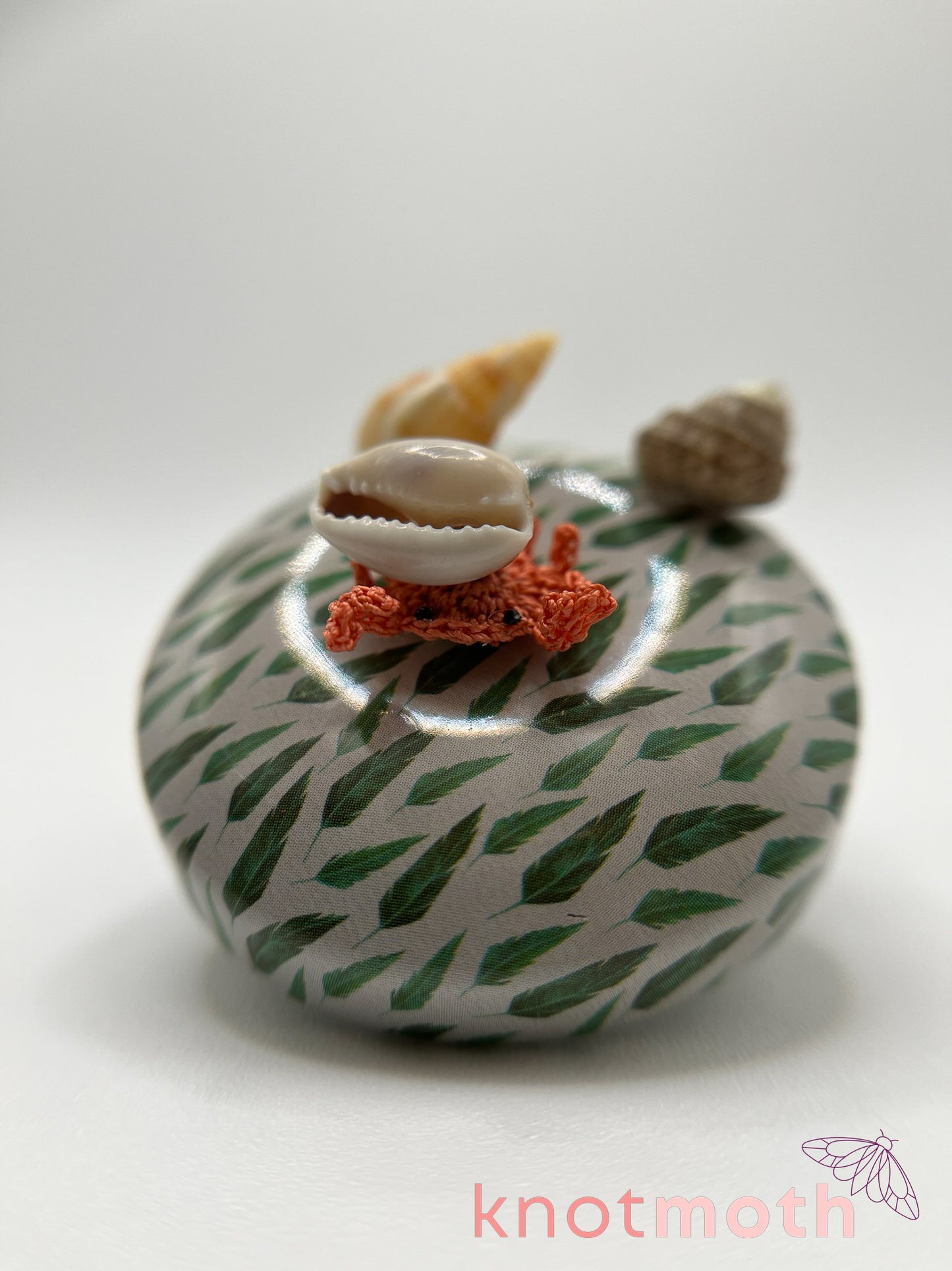 caroline crab & beach scene micro crochet tin