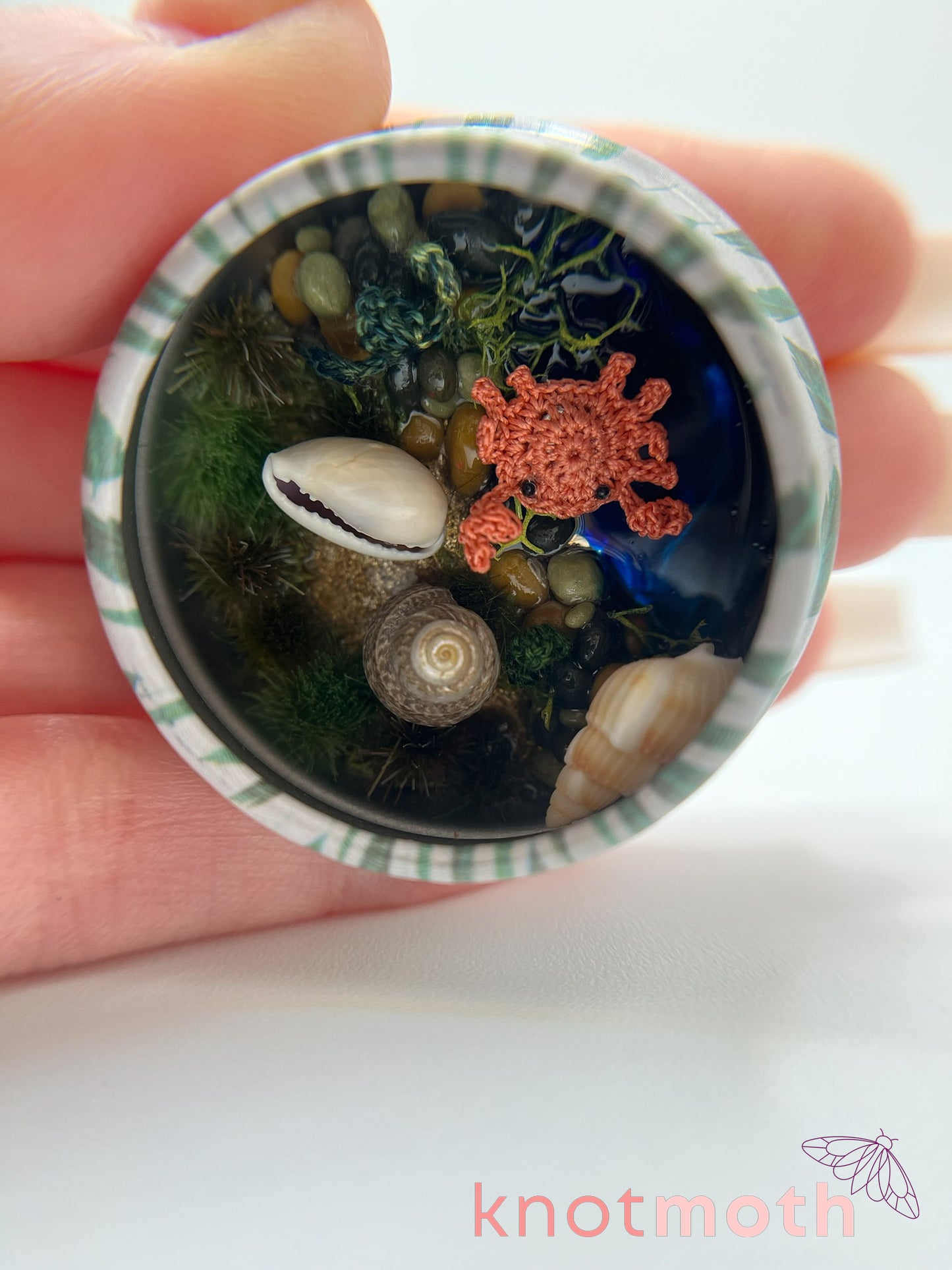 caroline crab & beach scene micro crochet tin
