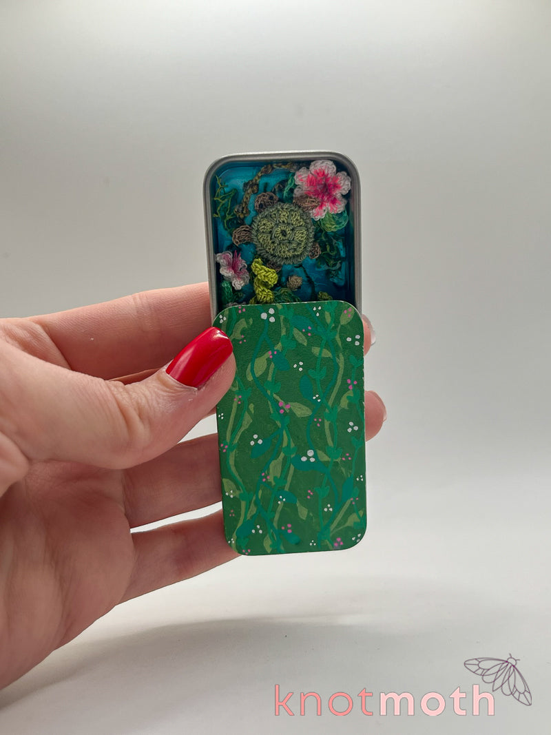 turtle & hatchling pond mini tin