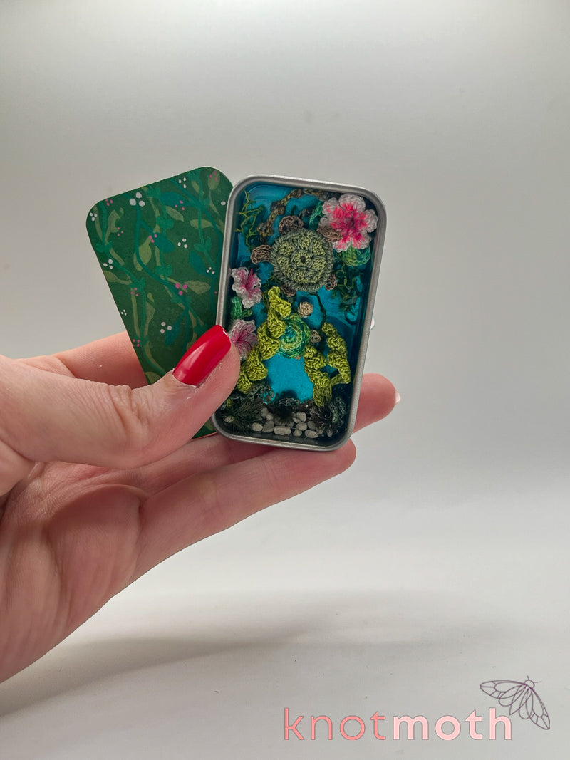 turtle & hatchling pond mini tin