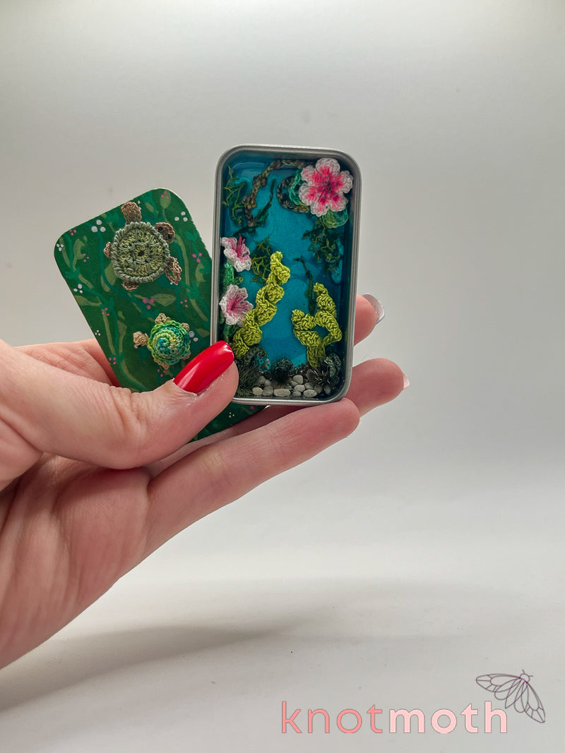 turtle & hatchling pond mini tin