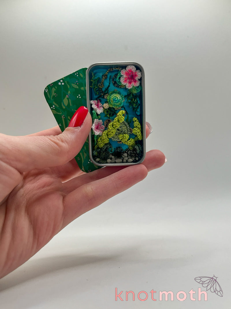 turtle & hatchling pond mini tin