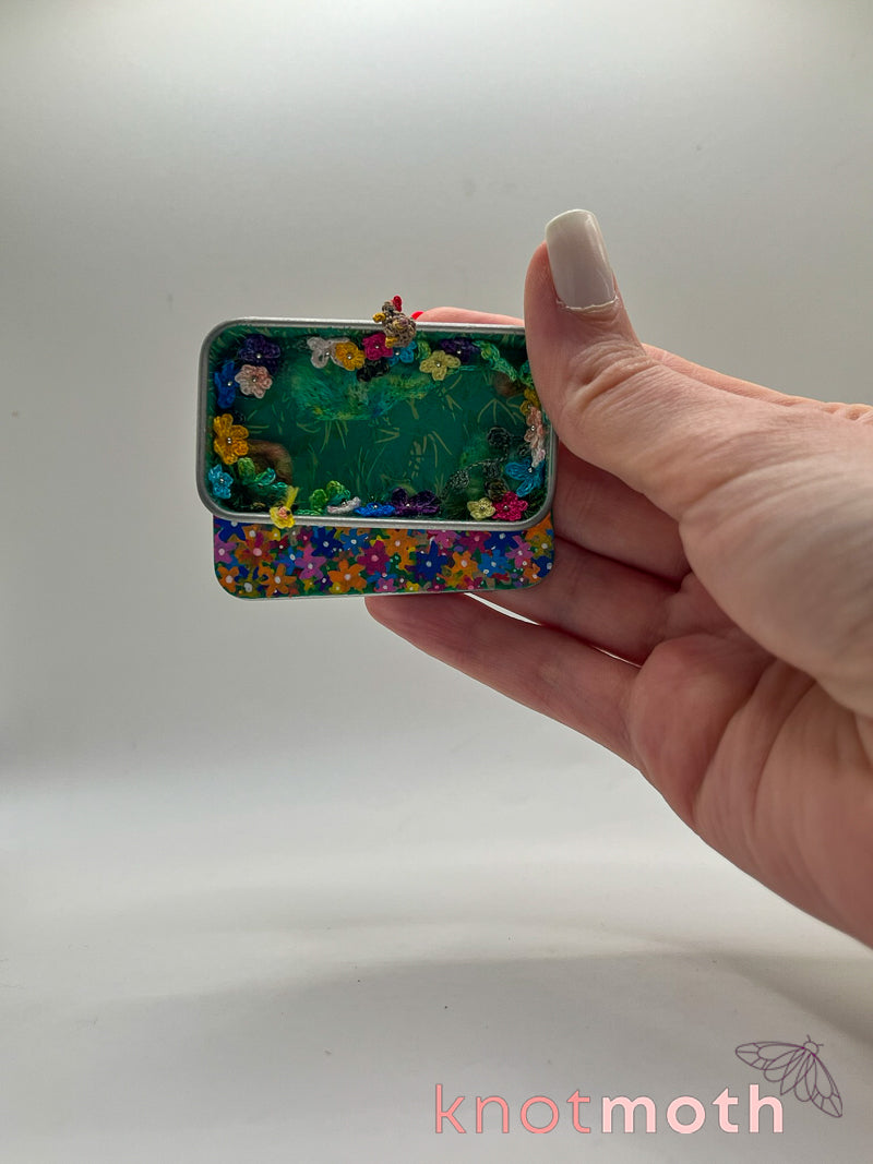 hen & chick flower meadow mini tin