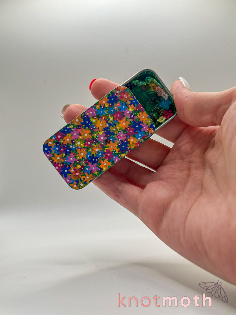 hen & chick flower meadow mini tin