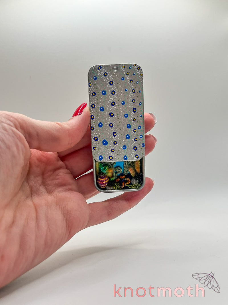 ray & pup kelp forest mini tin