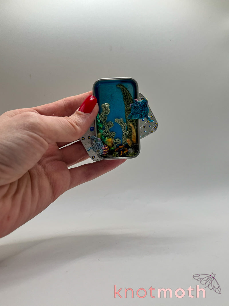 ray & pup kelp forest mini tin