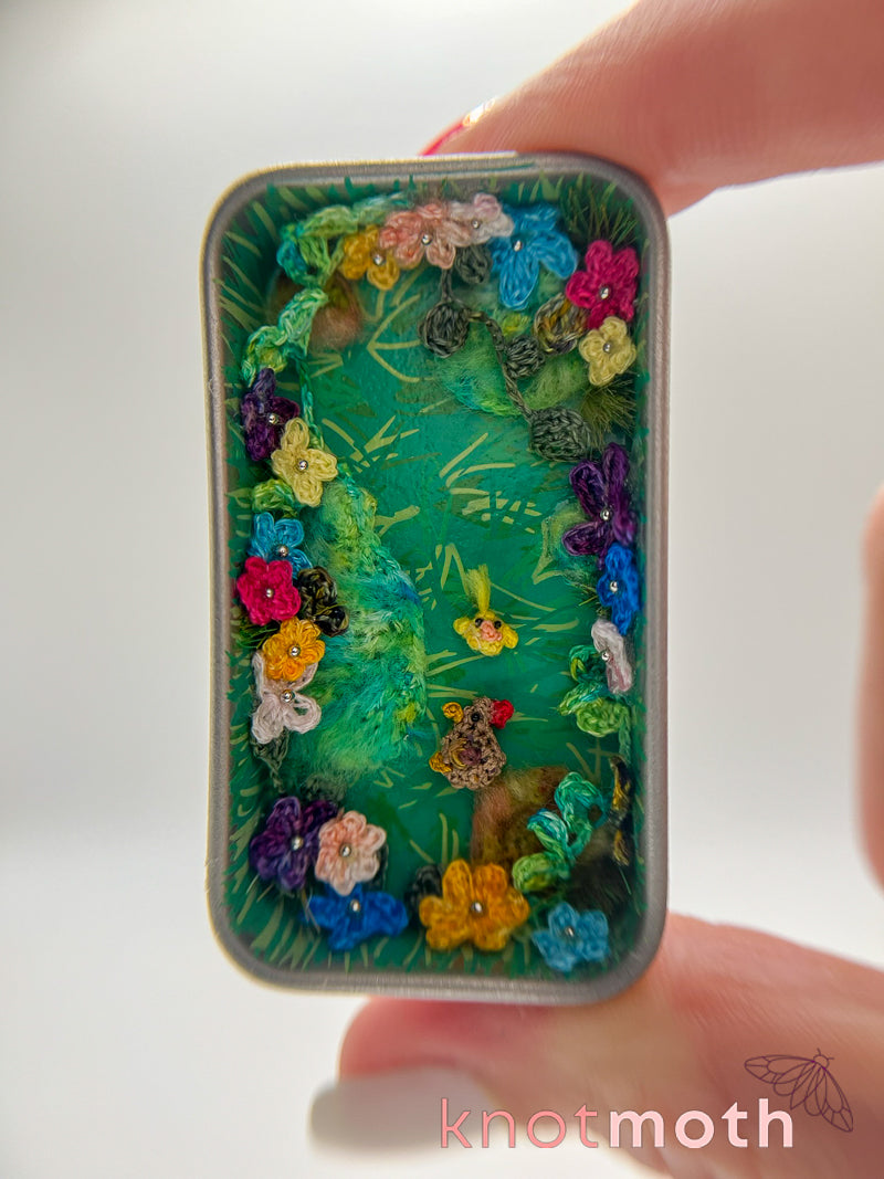 hen & chick flower meadow mini tin