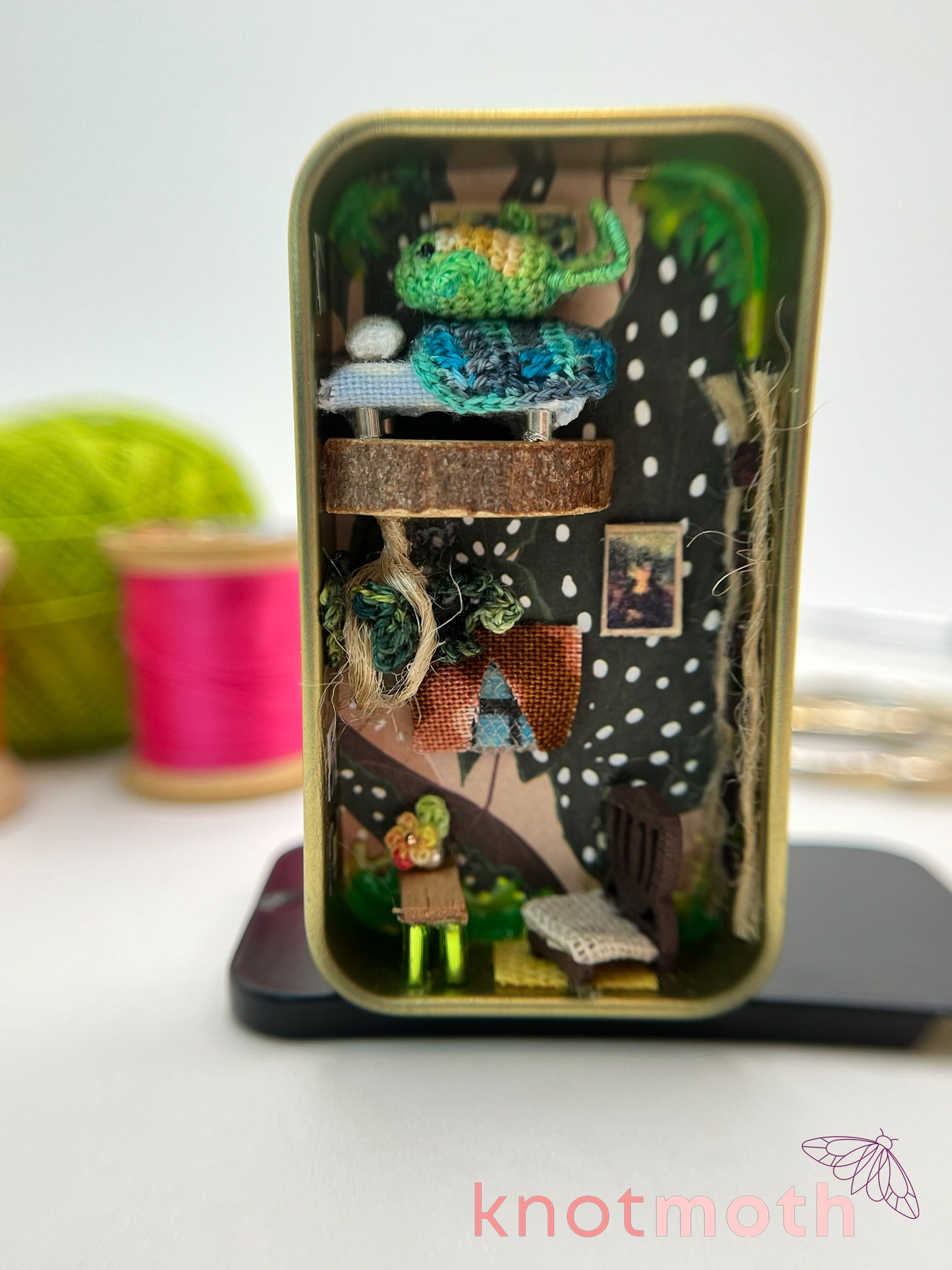 finnegan frog lofted apartment scene mini tin