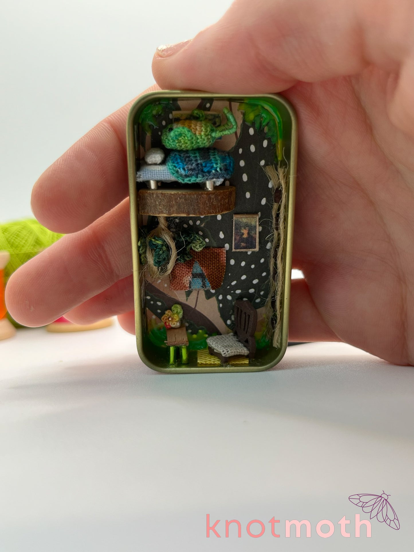 finnegan frog lofted apartment scene mini tin