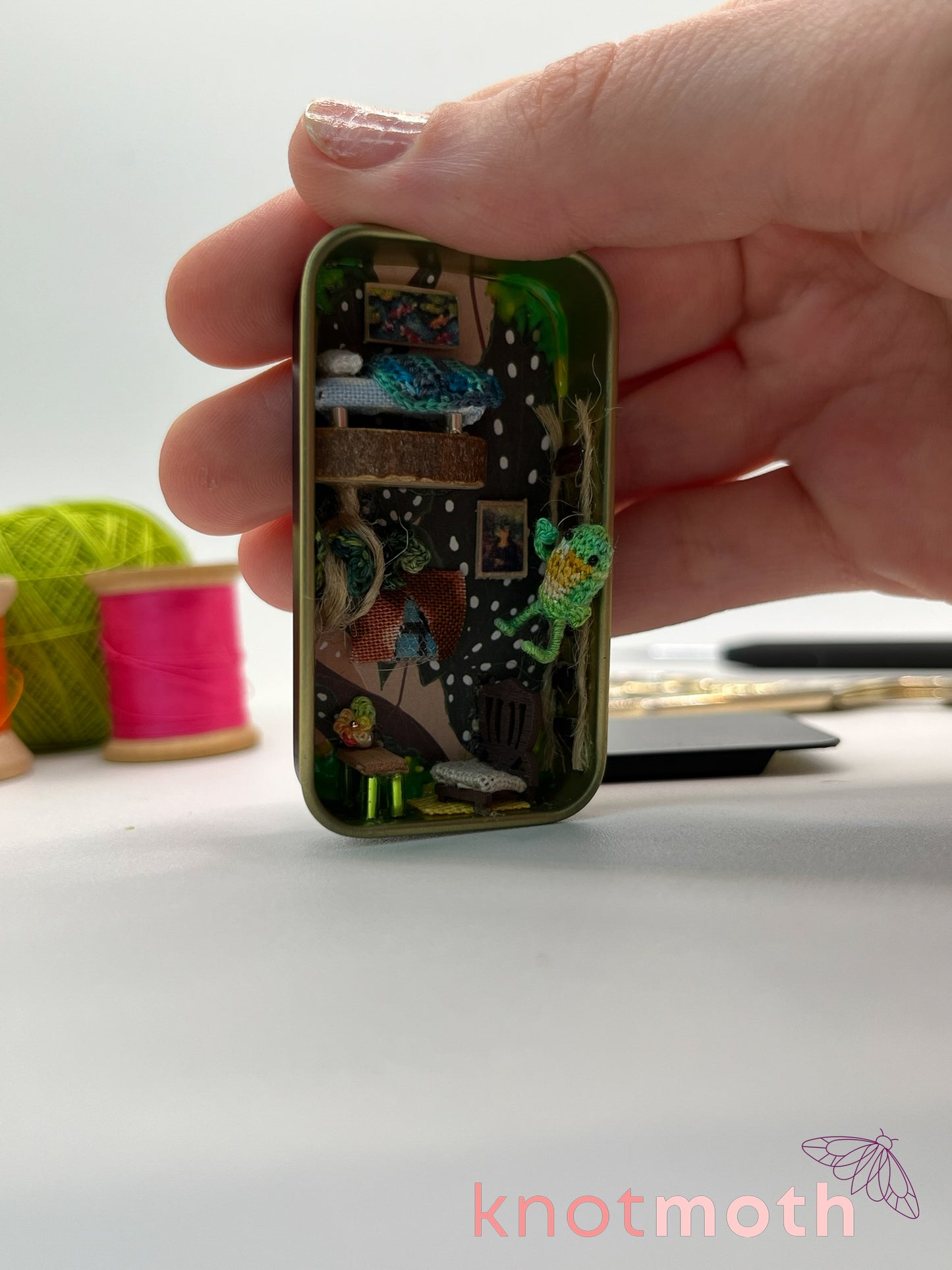finnegan frog lofted apartment scene mini tin