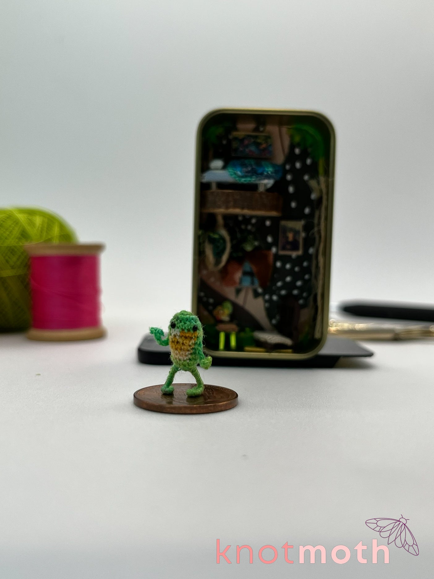 finnegan frog lofted apartment scene mini tin