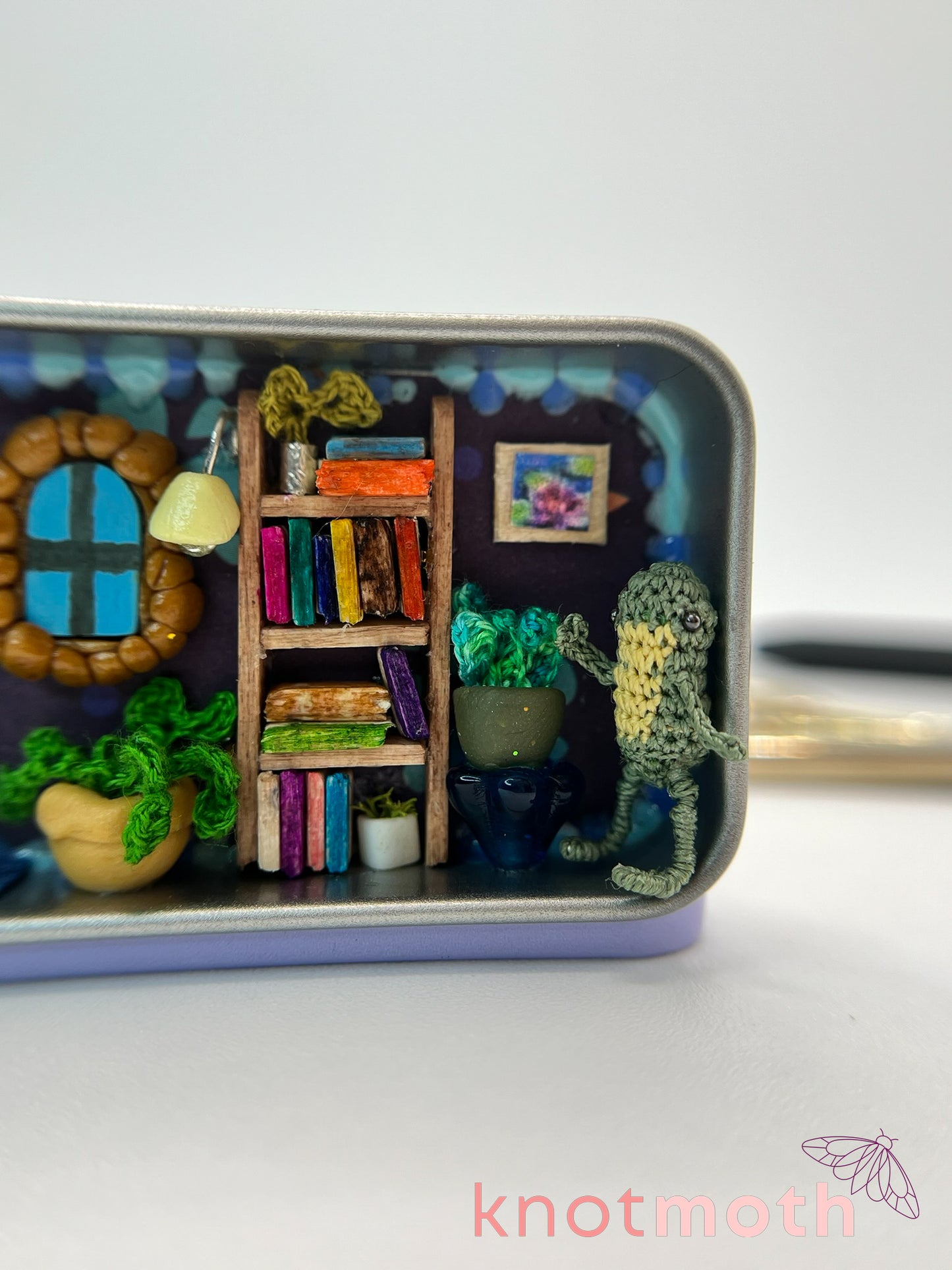 fable frog bookshelf scene mini tin