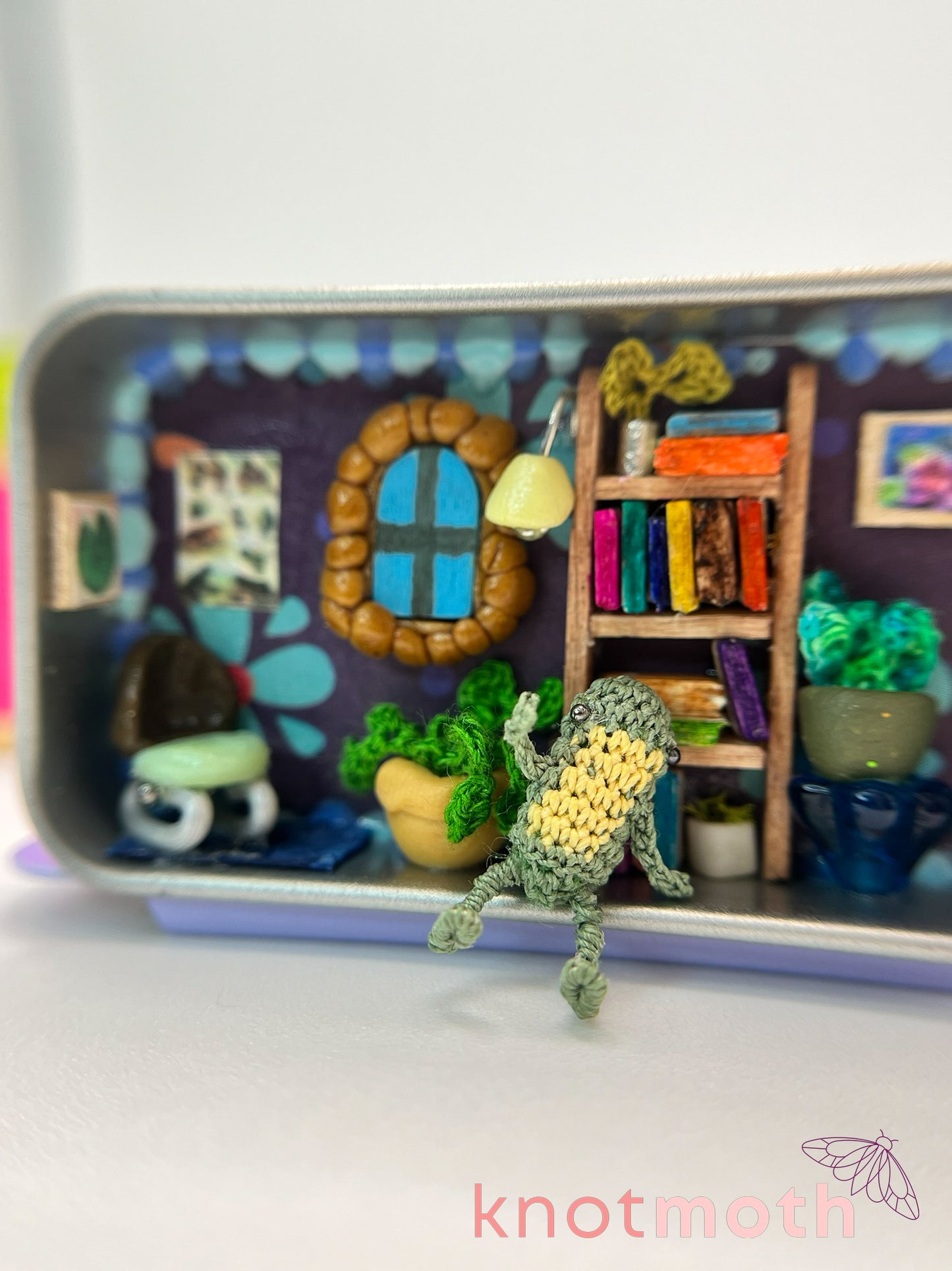 fable frog bookshelf scene mini tin