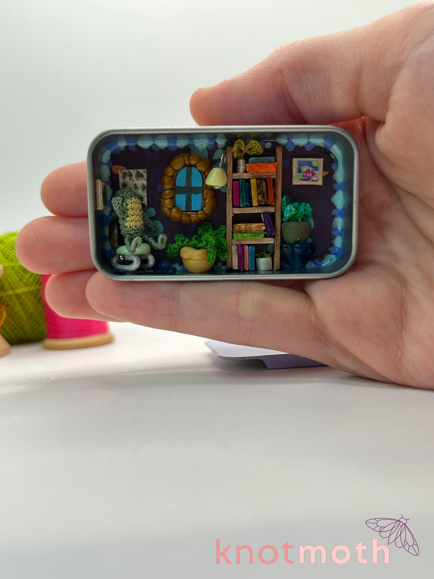 fable frog bookshelf scene mini tin