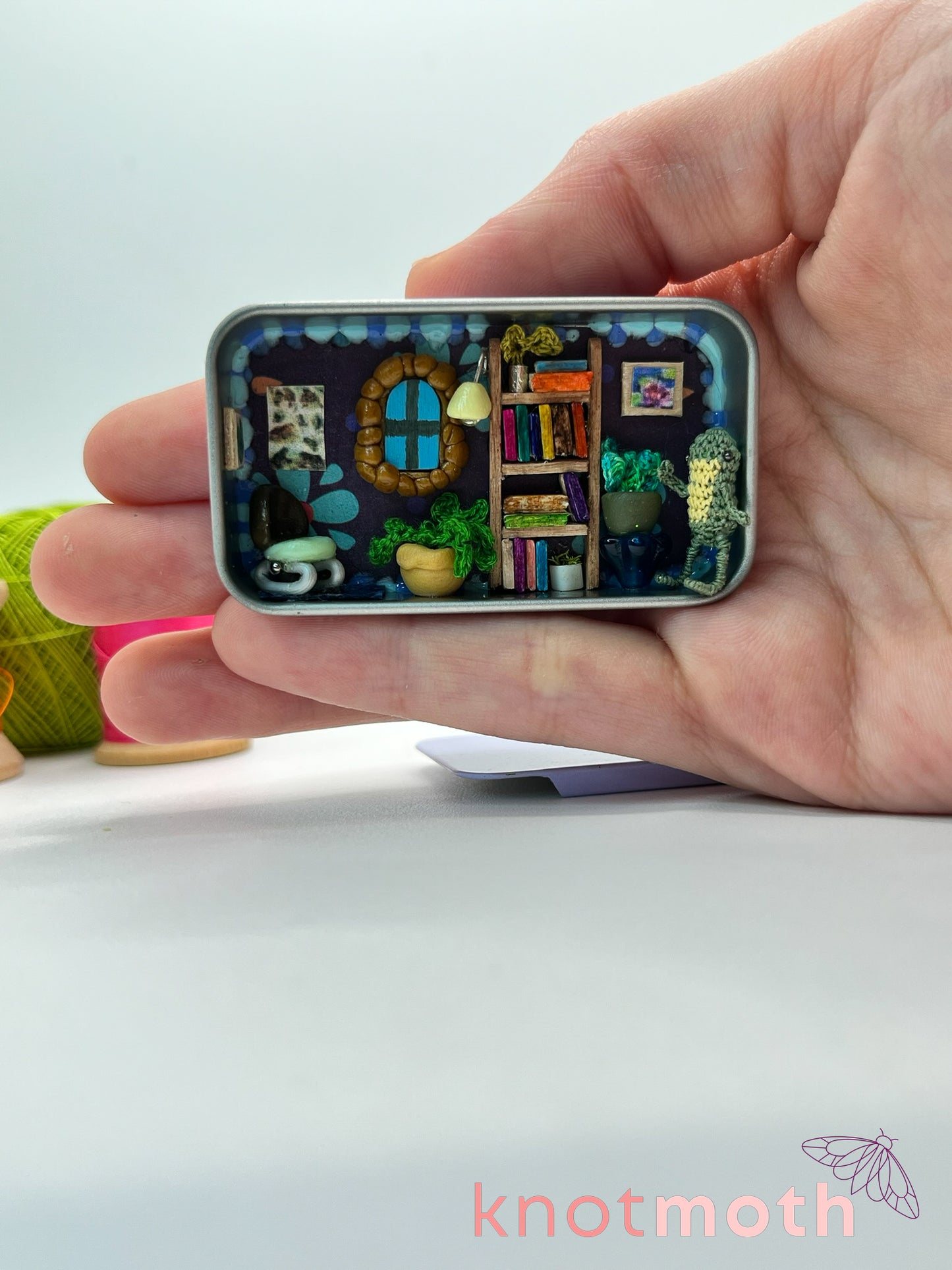 fable frog bookshelf scene mini tin