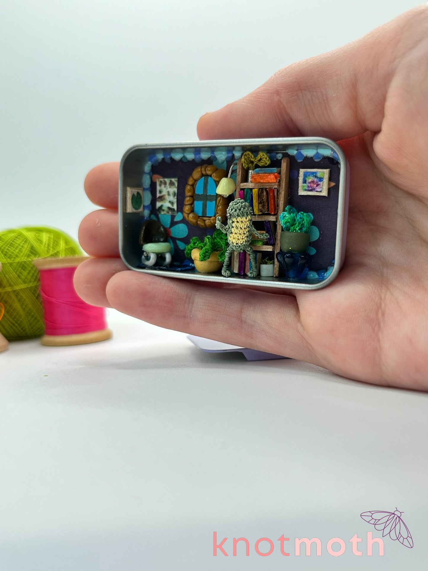 fable frog bookshelf scene mini tin