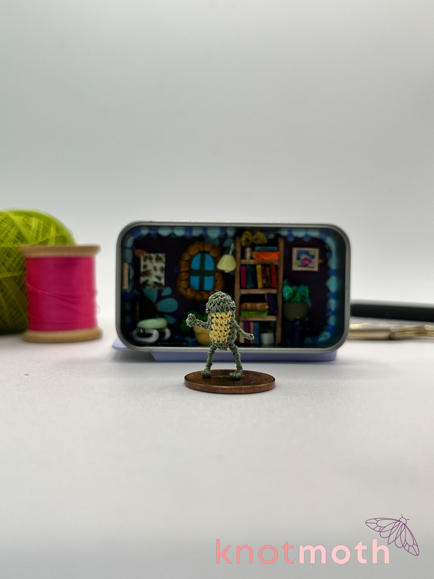 fable frog bookshelf scene mini tin