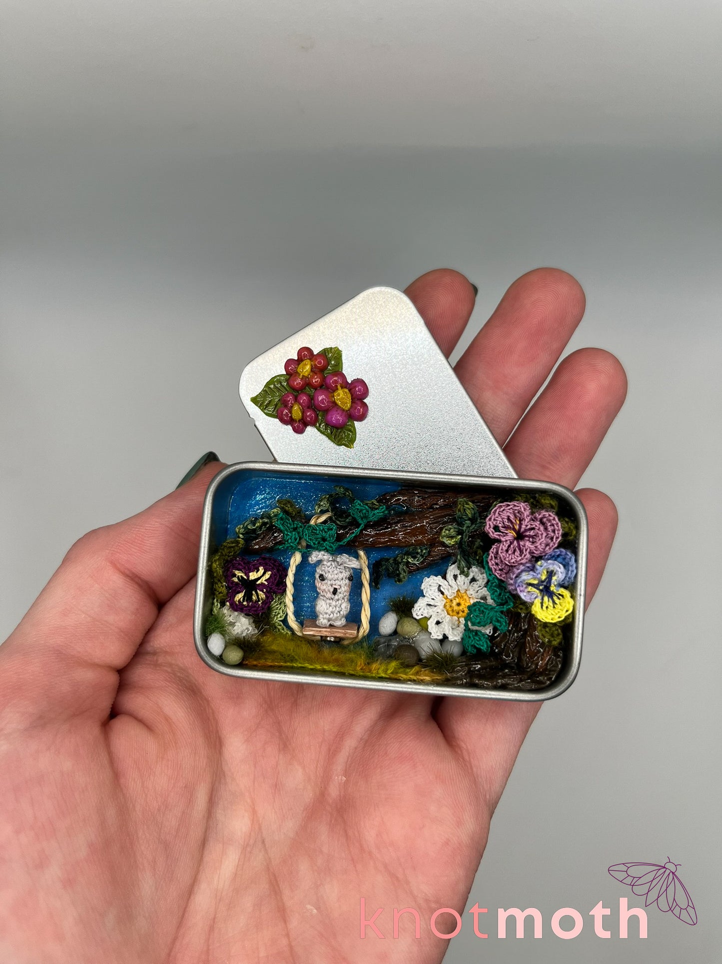 robbi rabbit · flowers & tree swing mini tin