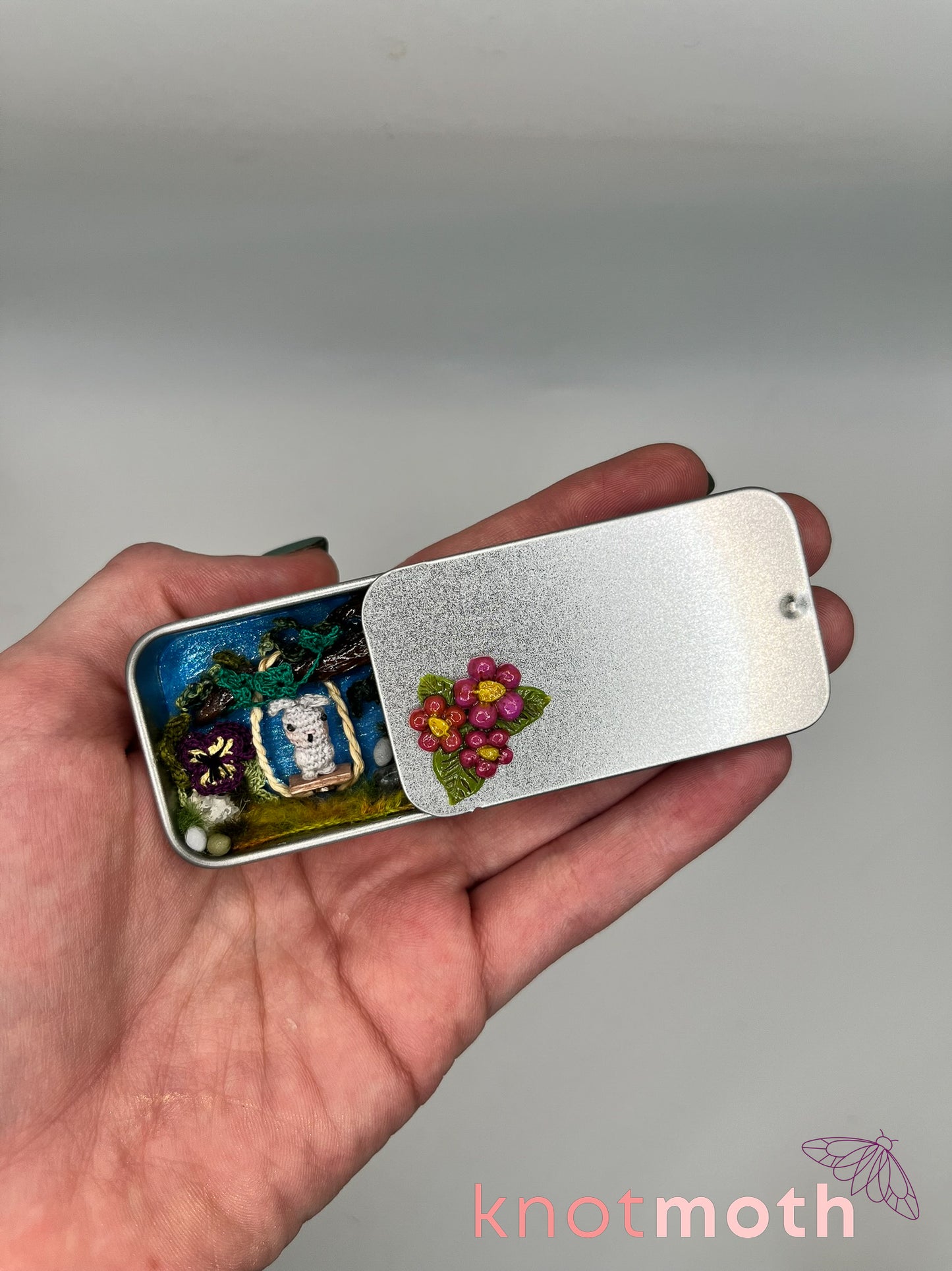 robbi rabbit · flowers & tree swing mini tin
