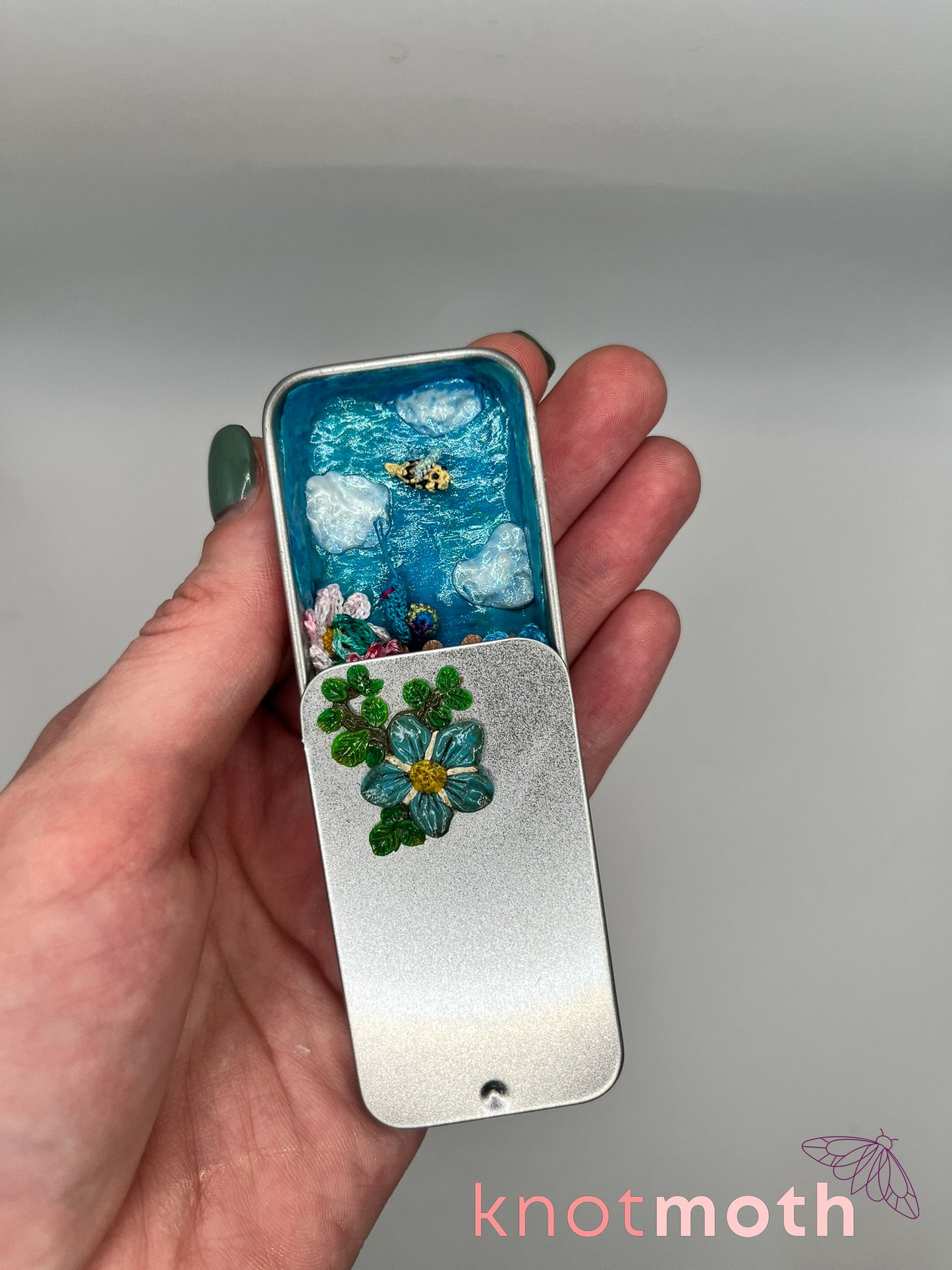 sandi snail & brandi bee · garden fence mini tin