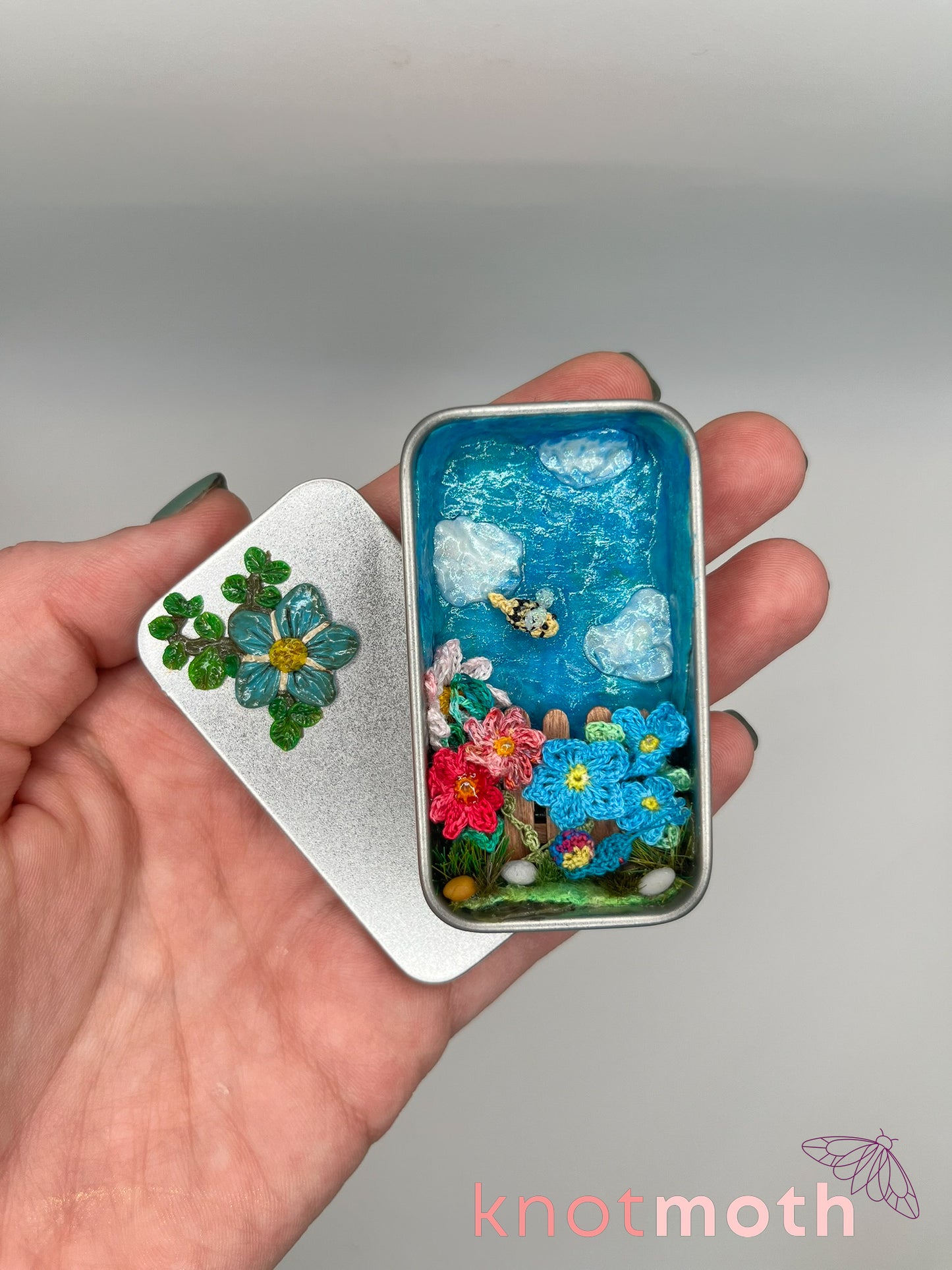 sandi snail & brandi bee · garden fence mini tin