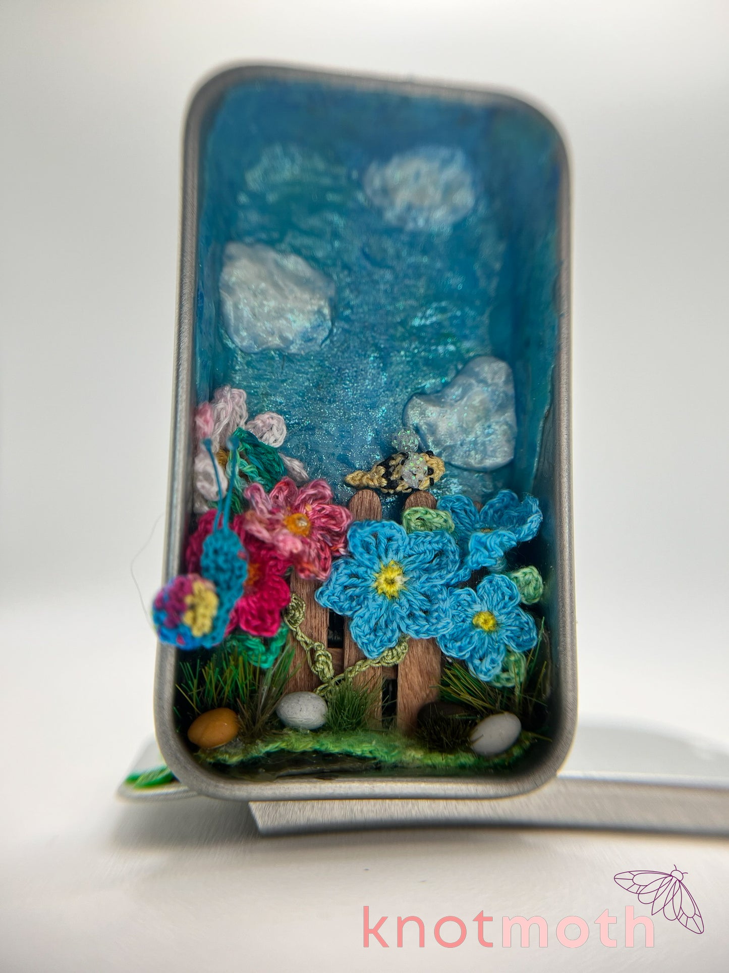 sandi snail & brandi bee · garden fence mini tin