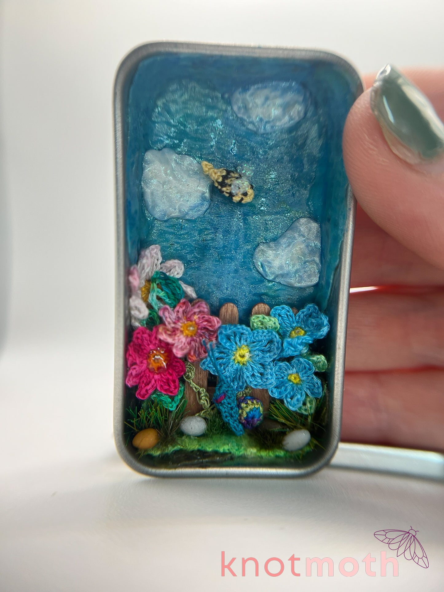 sandi snail & brandi bee · garden fence mini tin