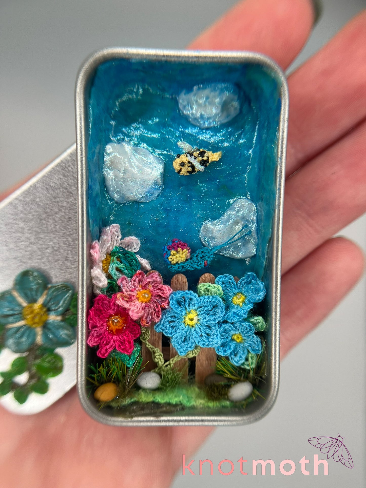 sandi snail & brandi bee · garden fence mini tin