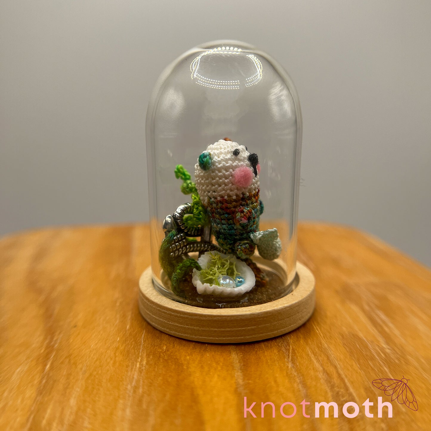 Uta Otter with Fish Micro Crochet Cloche Jar (removable, magnetic)
