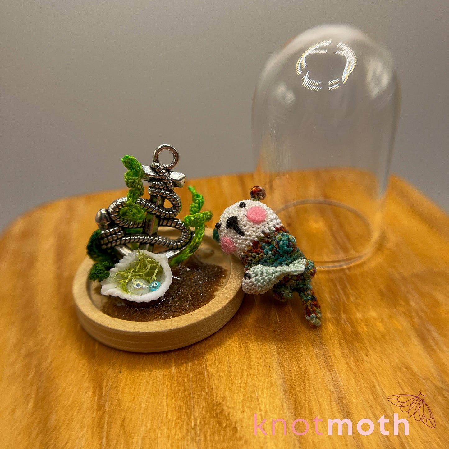 Uta Otter with Fish Micro Crochet Cloche Jar (removable, magnetic)