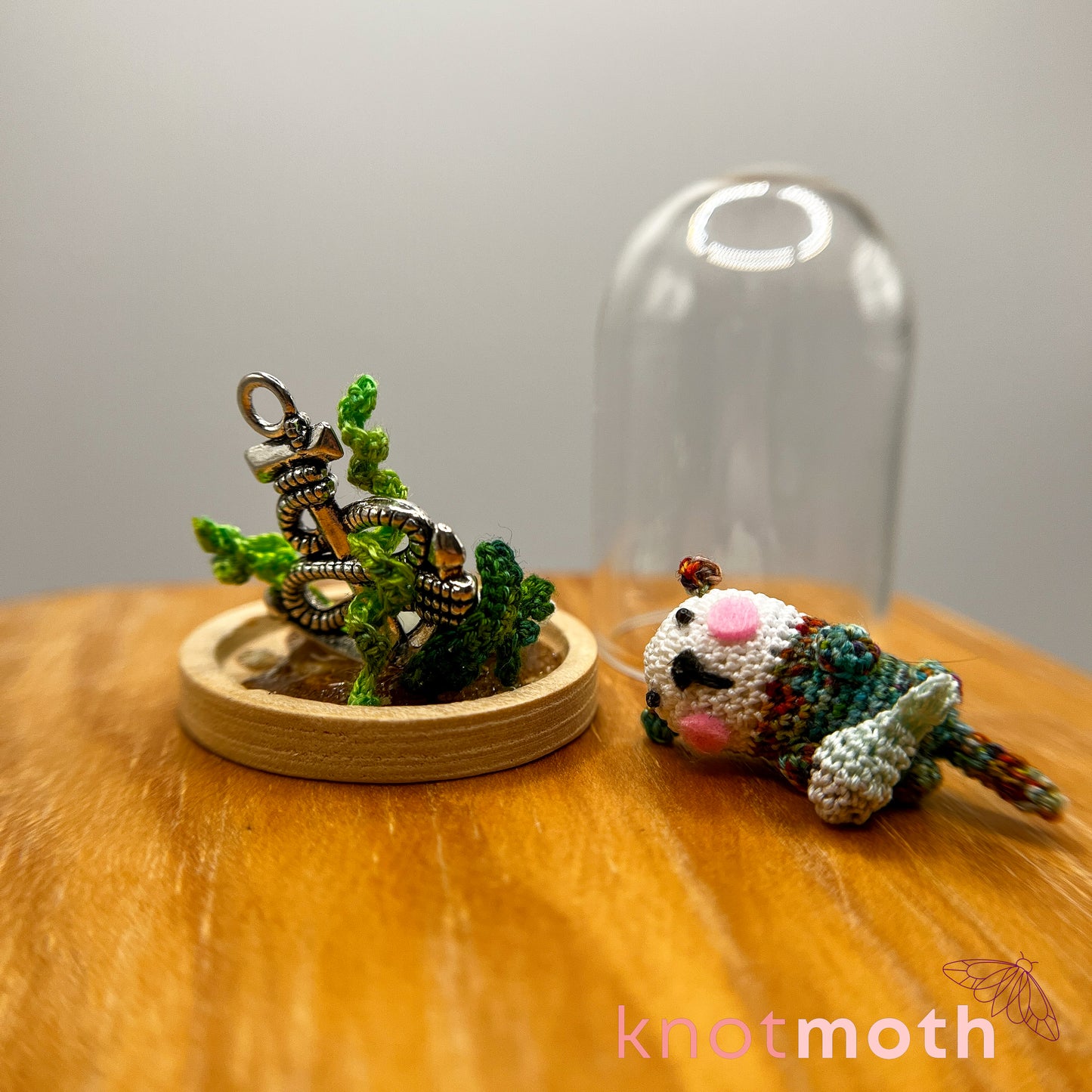 Uta Otter with Fish Micro Crochet Cloche Jar (removable, magnetic)