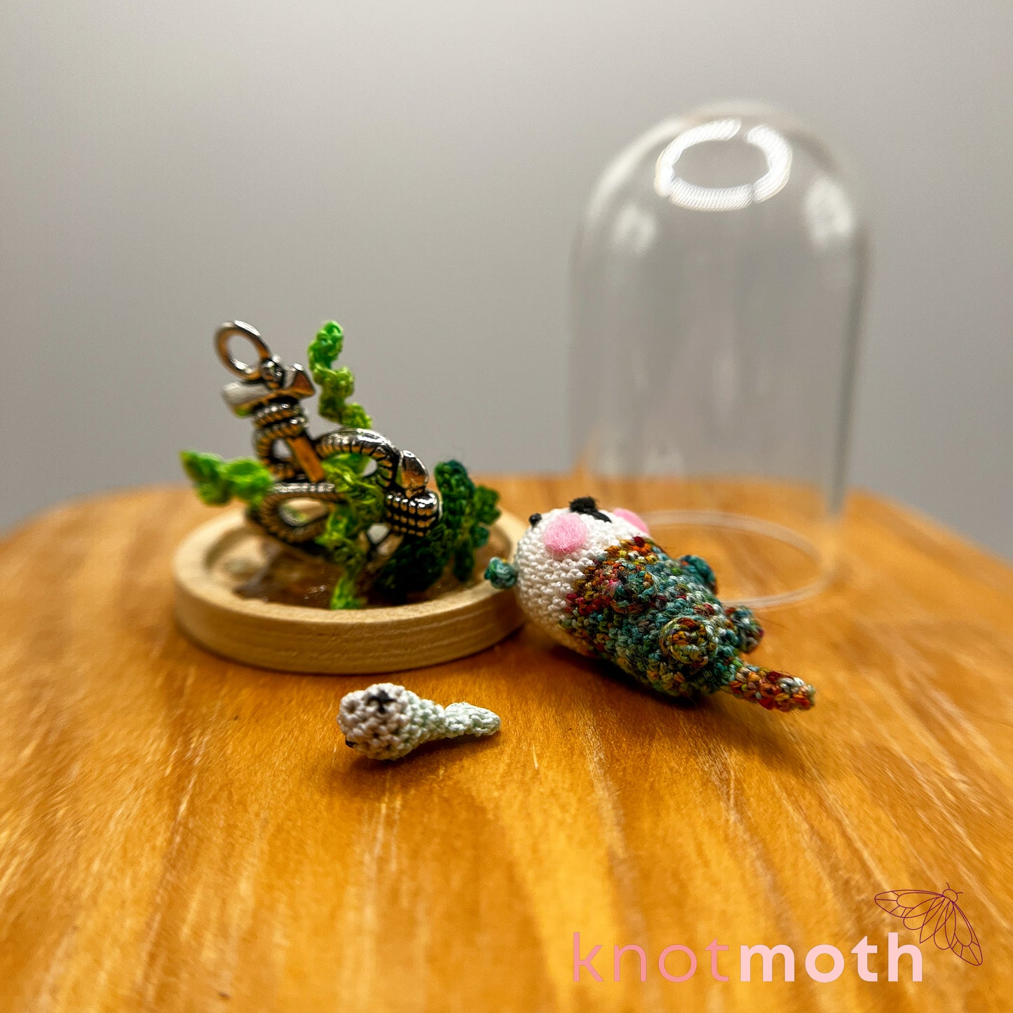 Uta Otter with Fish Micro Crochet Cloche Jar (removable, magnetic)