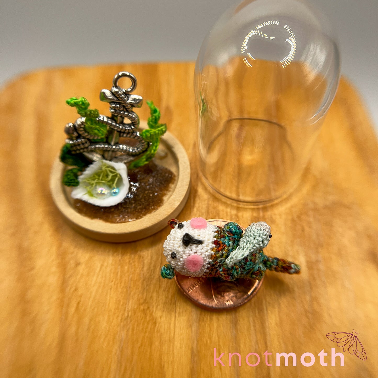 Uta Otter with Fish Micro Crochet Cloche Jar (removable, magnetic)