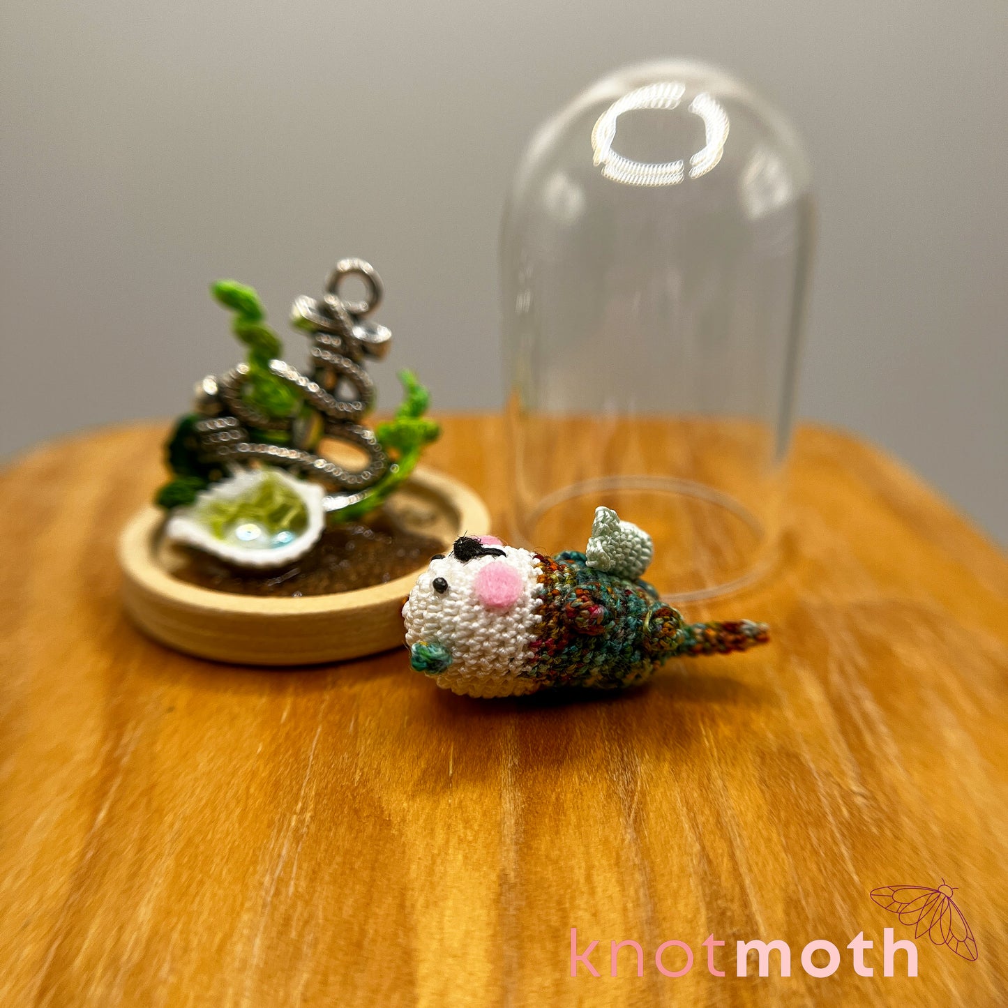 Uta Otter with Fish Micro Crochet Cloche Jar (removable, magnetic)