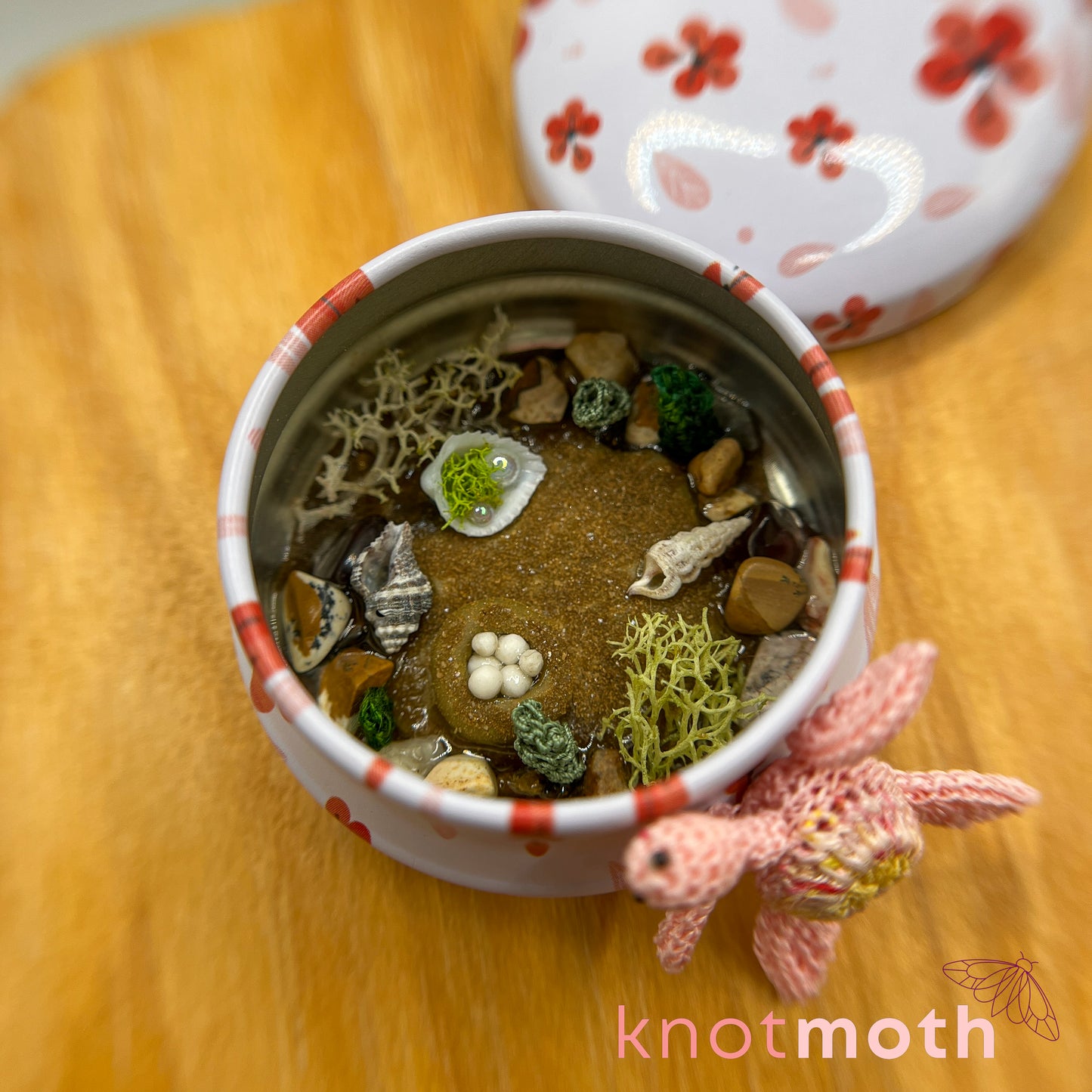 Sylvia Sea Turtle Micro Crochet Tin with Nest (removable, magnetic)