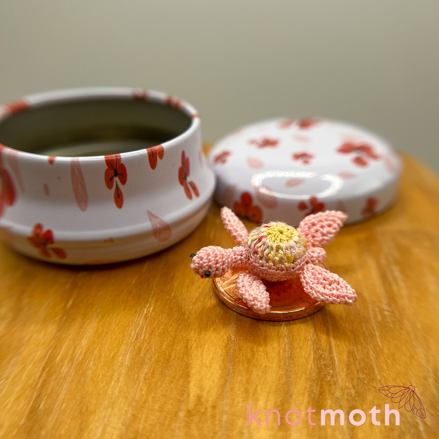 Sylvia Sea Turtle Micro Crochet Tin with Nest (removable, magnetic)