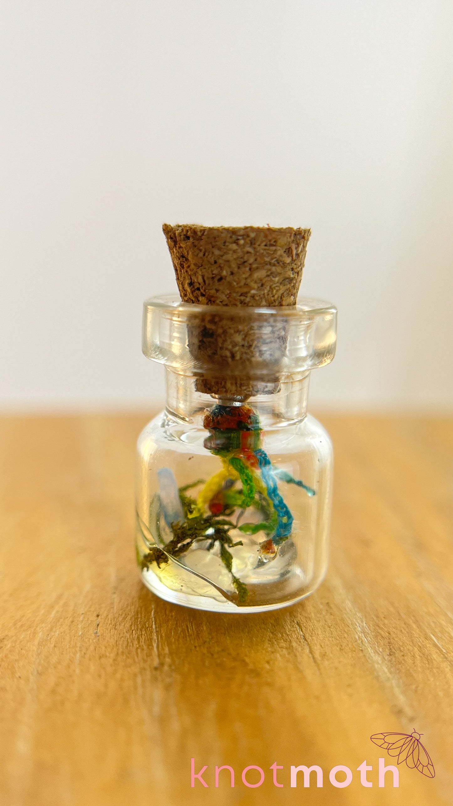 Jessi Jellyfish Micro Crochet Aquarium Jar (Magnetic, Removable)