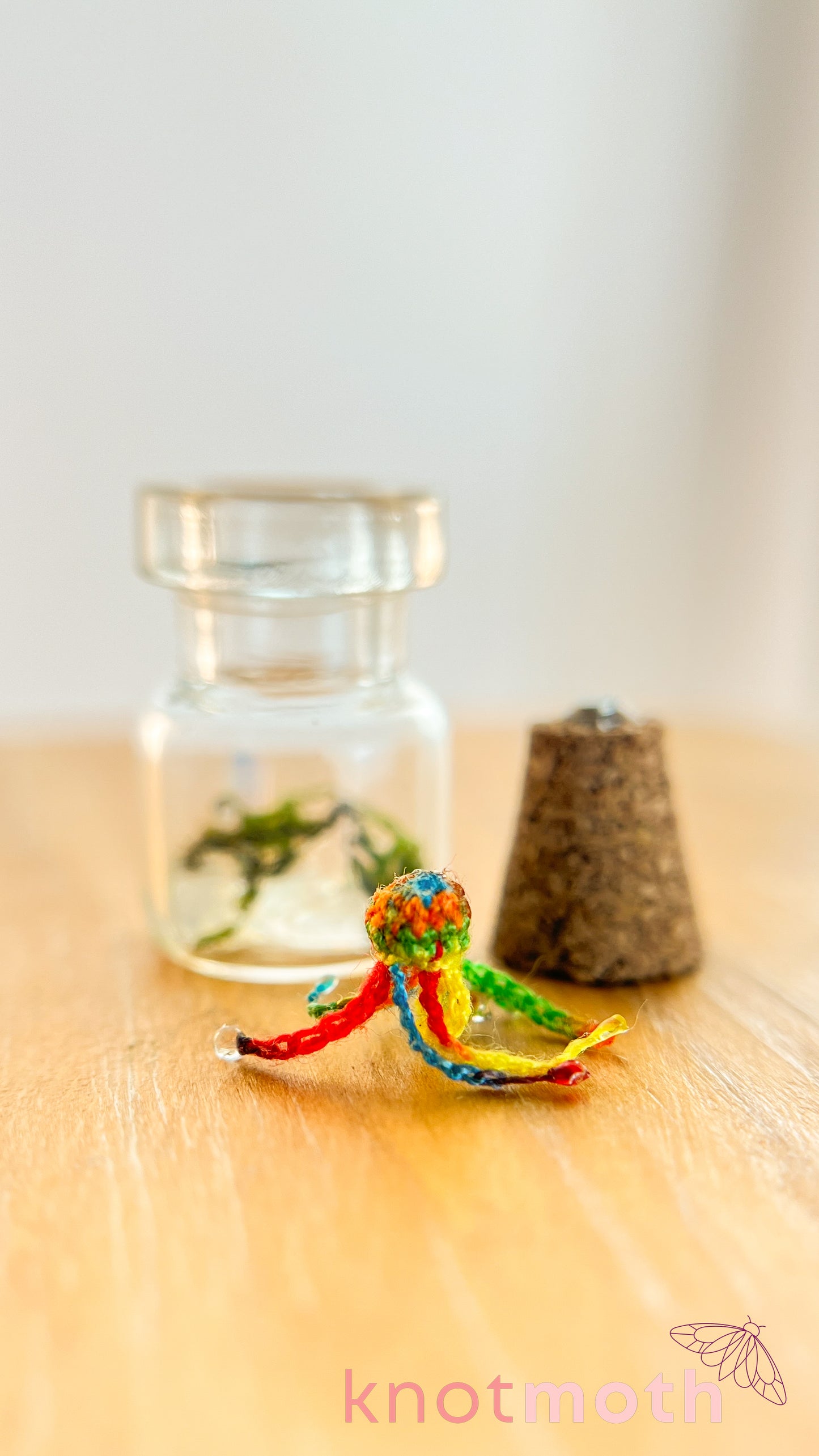 Jessi Jellyfish Micro Crochet Aquarium Jar (Magnetic, Removable)